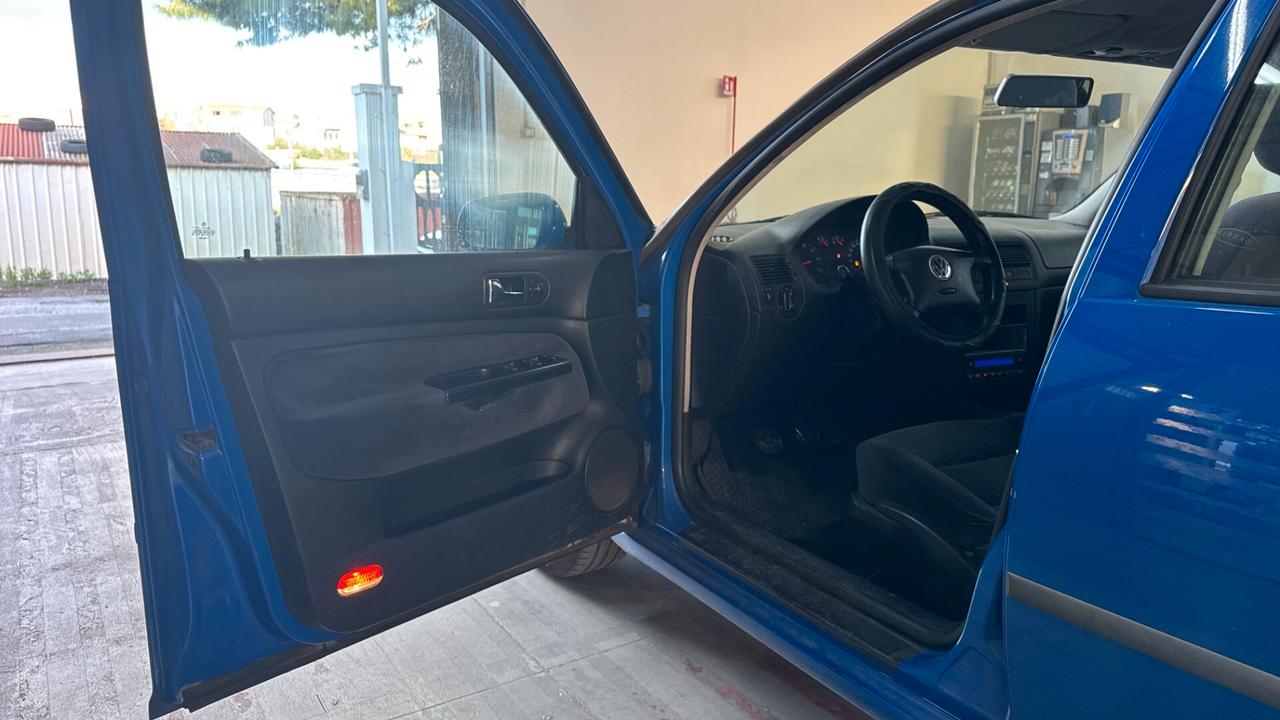 Volkswagen Golf 1.6 B 105CV - 2001