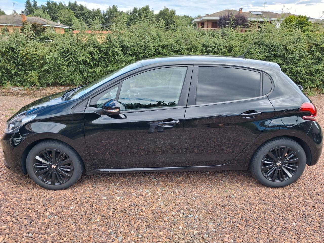 Peugeot 208 BlueHDi 75 5 porte Black Line