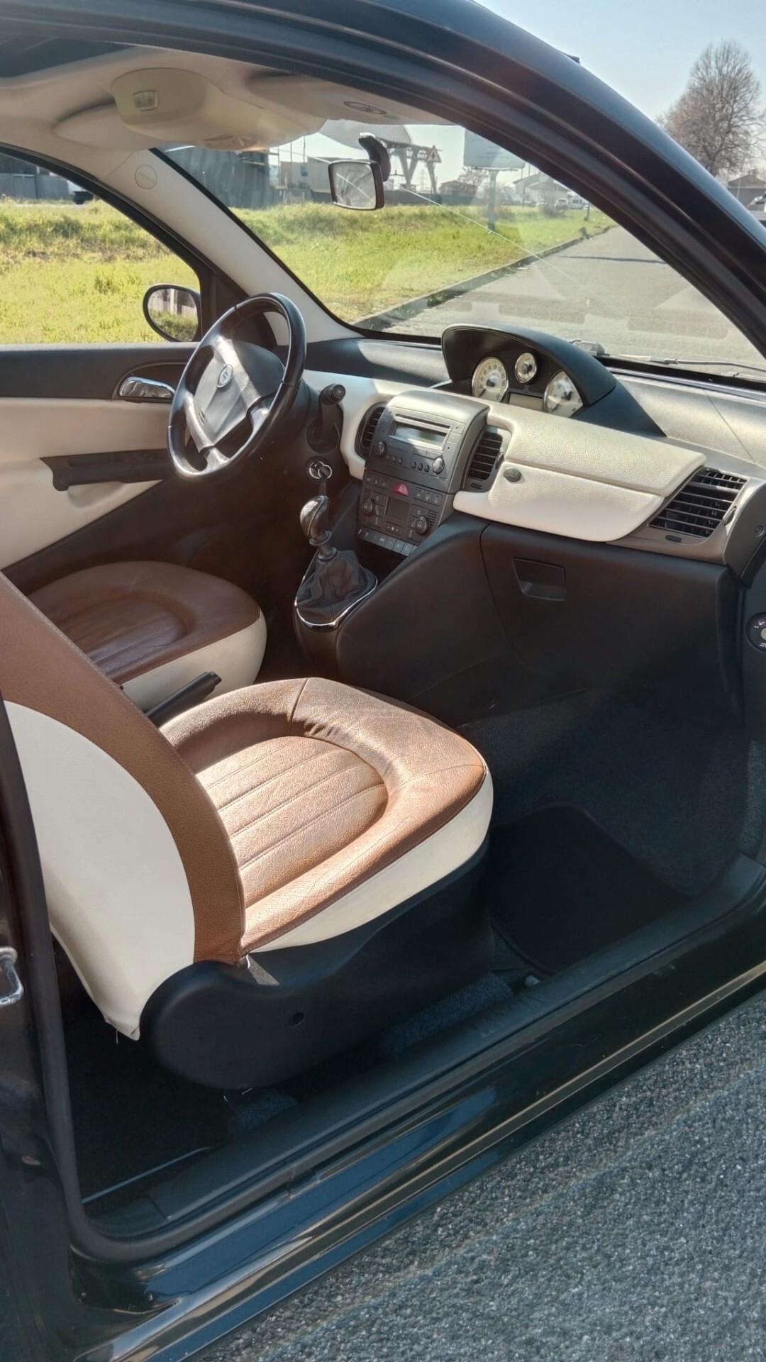 Lancia Ypsilon 1.4 16V Oro