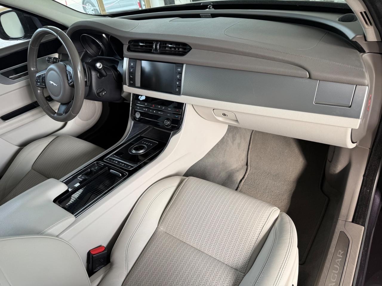 Jaguar XF 2.0 D 180 CV aut. Portfolio