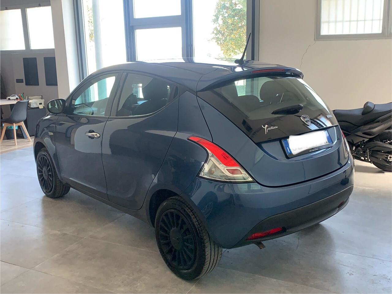 Lancia Ypsilon 1.0 FireFly 5 porte S&S Hybrid Silver