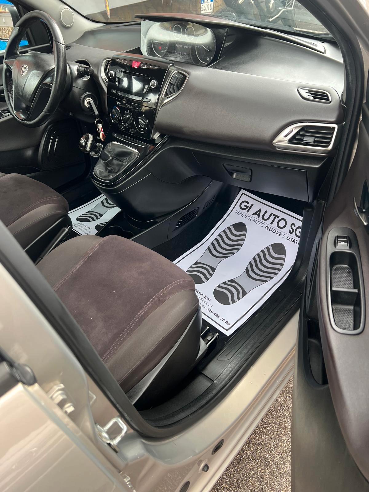 Lancia Ypsilon 0.9 TwinAir 85 CV 5 porte Metano Ecochic Silver