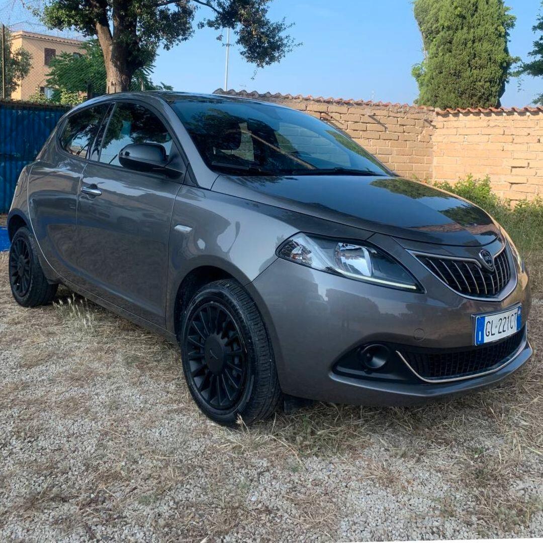 Lancia Ypsilon hybrid UNIPRO.