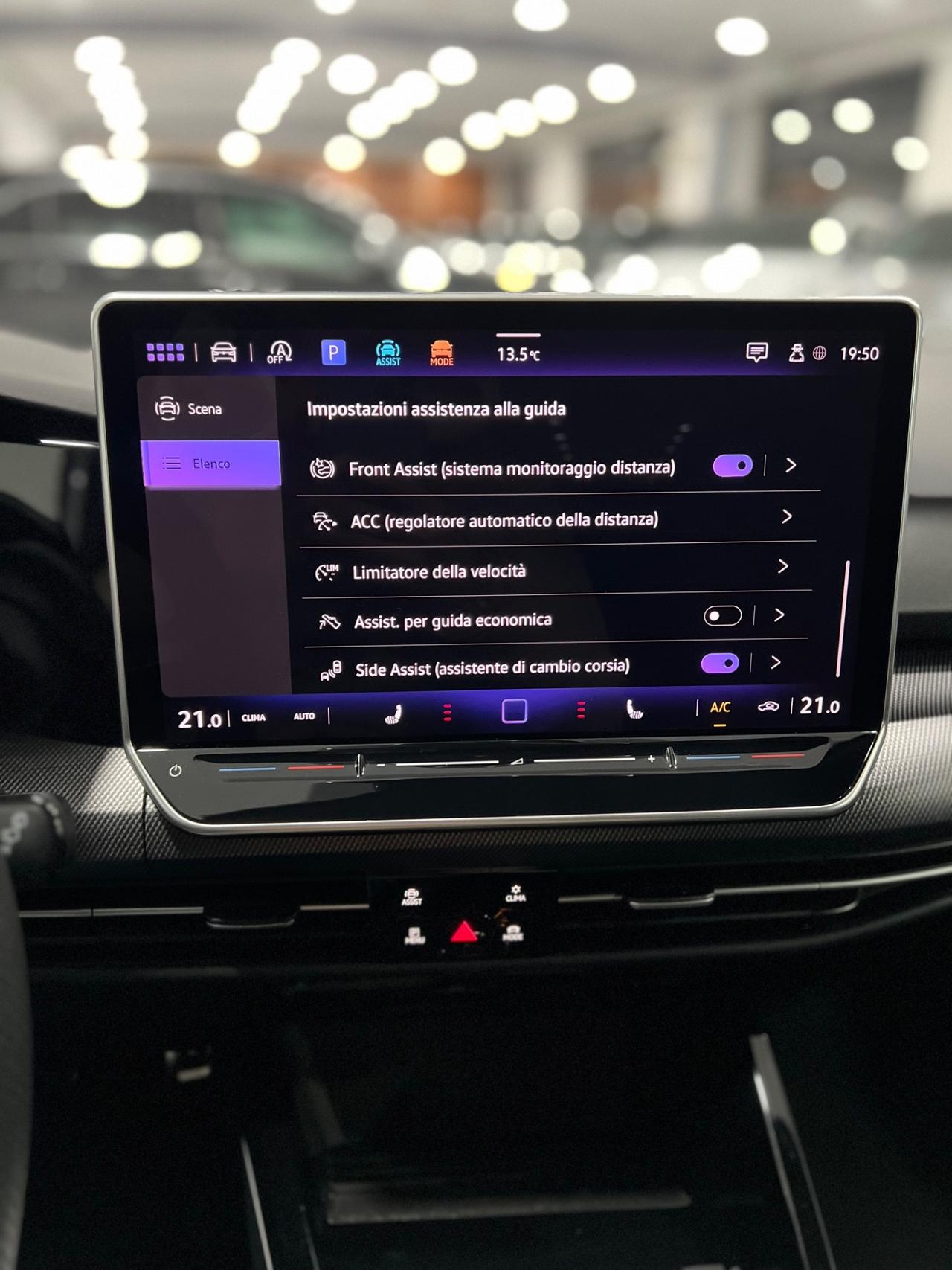 VOLKSWAGEN GOLF 8.5 2.0 TDI DSG R-Line Plus 150 cv