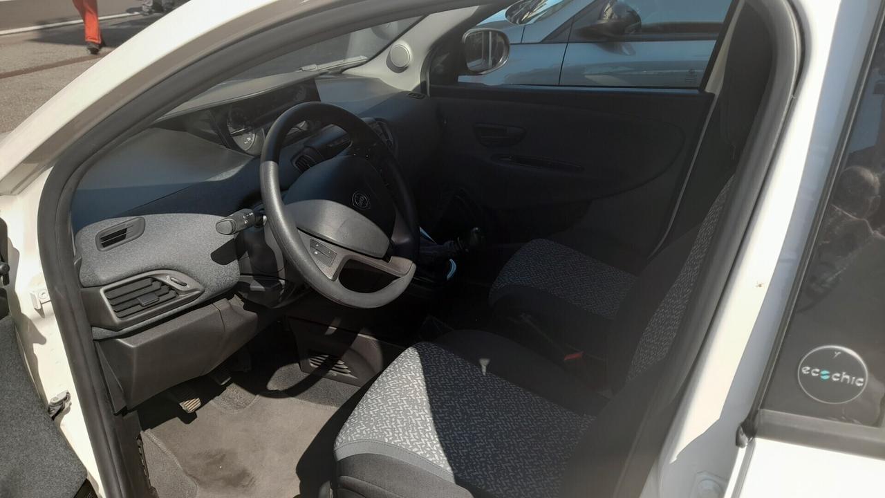 Lancia Ypsilon 1.0 FireFly 5 porte S&S Hybrid Ecochic Silver