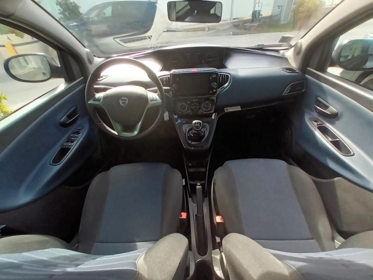 Lancia Ypsilon 1.0 Platino Hybrid 70 CV