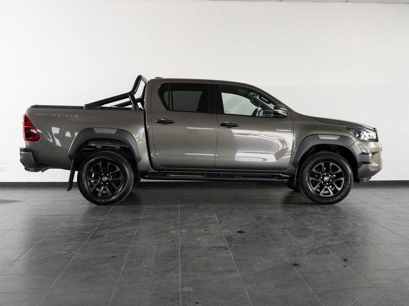 Toyota Hilux 2.8 D A/T 4WD 4 porte Double Cab Invincible