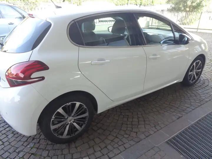 Peugeot 208 Blue 1.5HDi 5 porte" Versione Allure Originale"