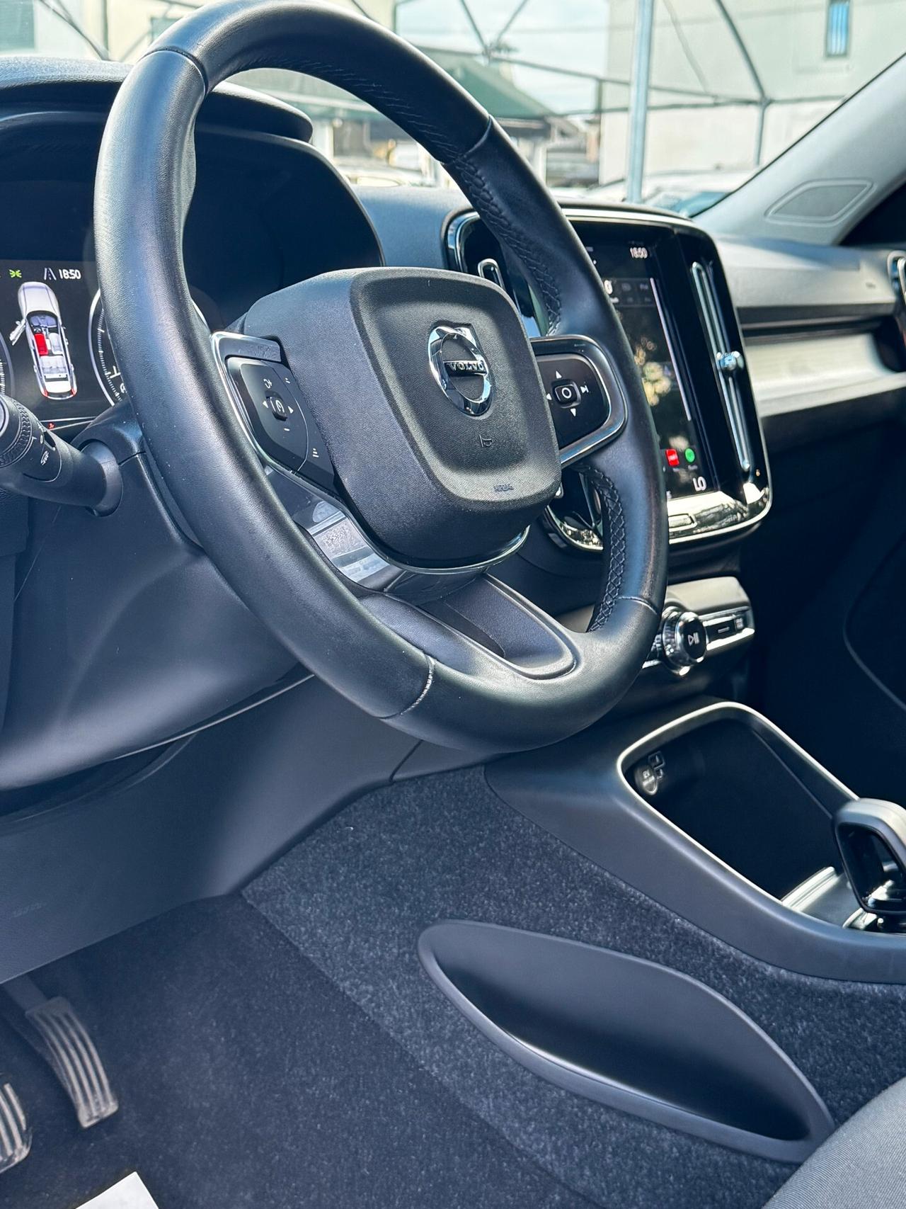 Volvo XC40 T2 automatico MOMENTUM PRO