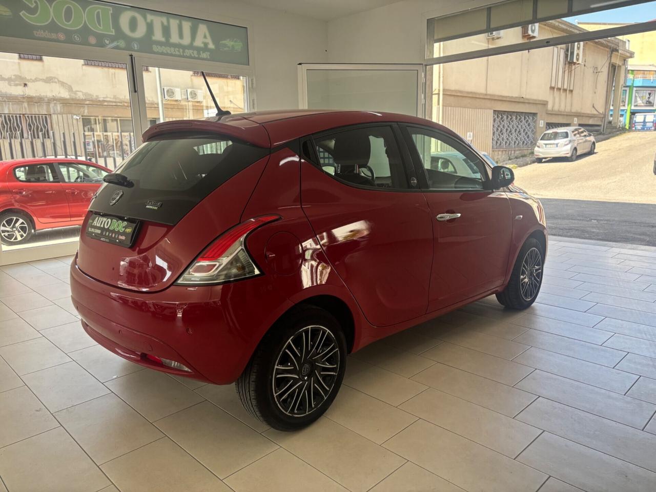 Lancia Ypsilon 1.0 FireFly 5 porte S&S Hybrid Ecochic Silver