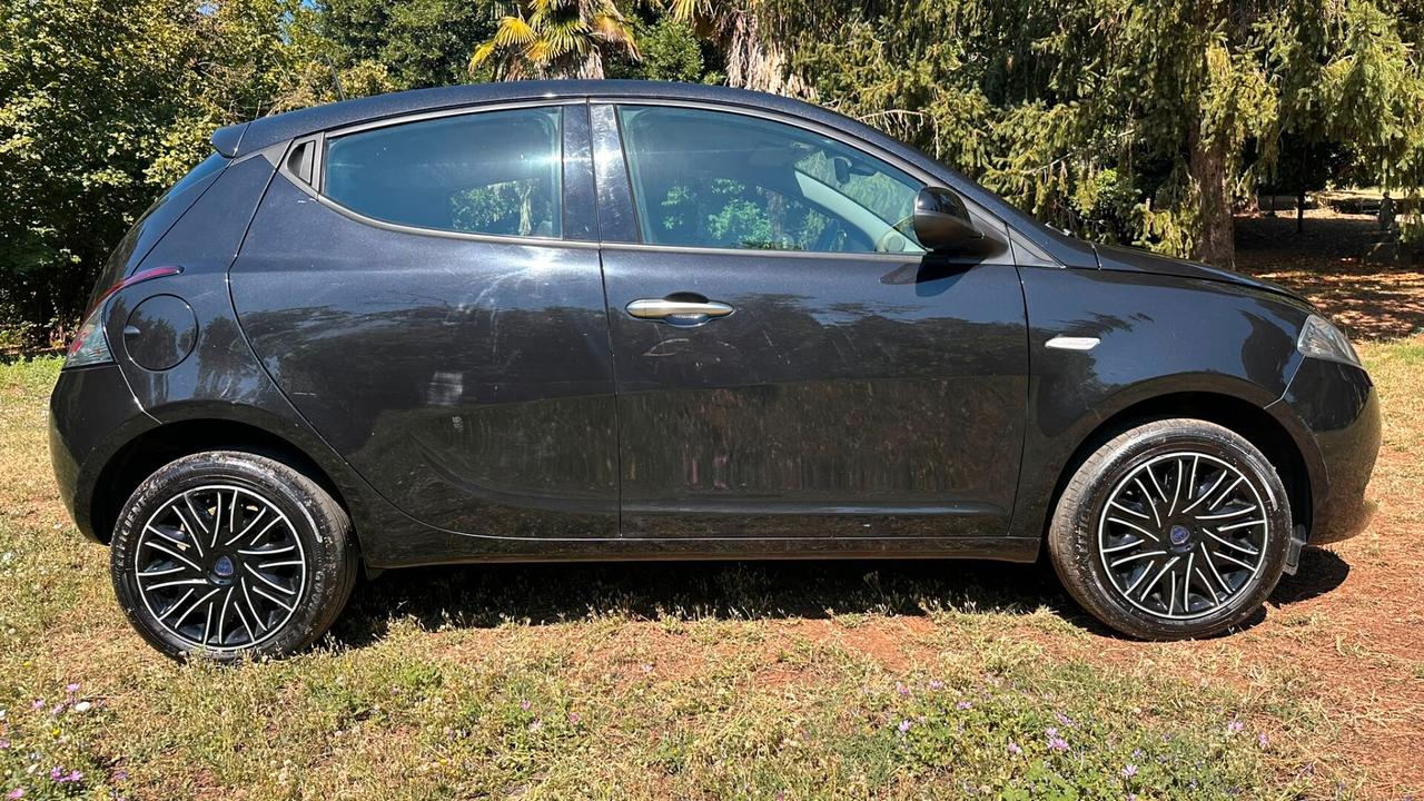 Lancia Ypsilon 1.0 FireFly 5 porte S&S Hybrid Silver 2023 LEGGI TESTO