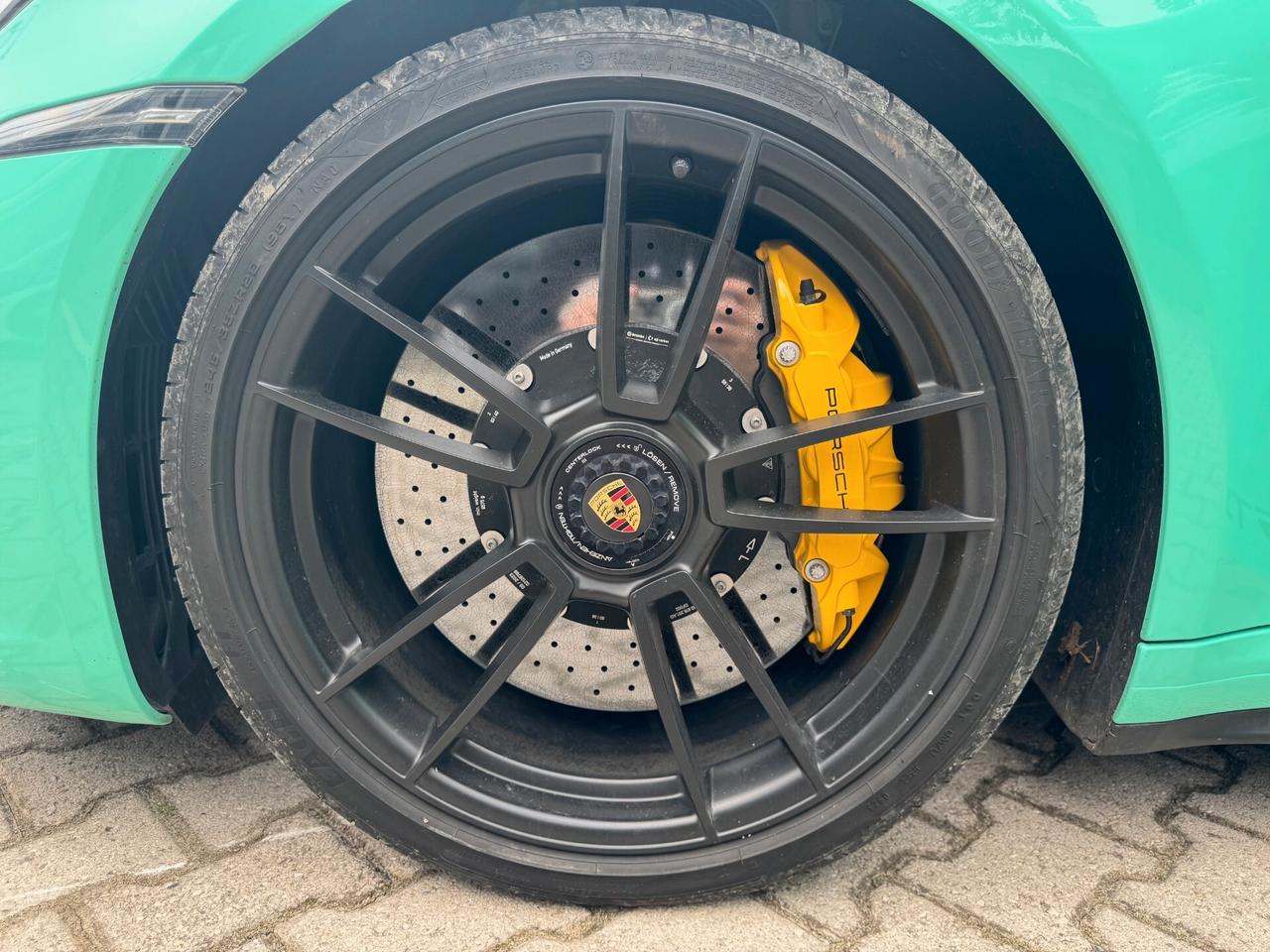 Porsche 911 Carrera 4 GTS