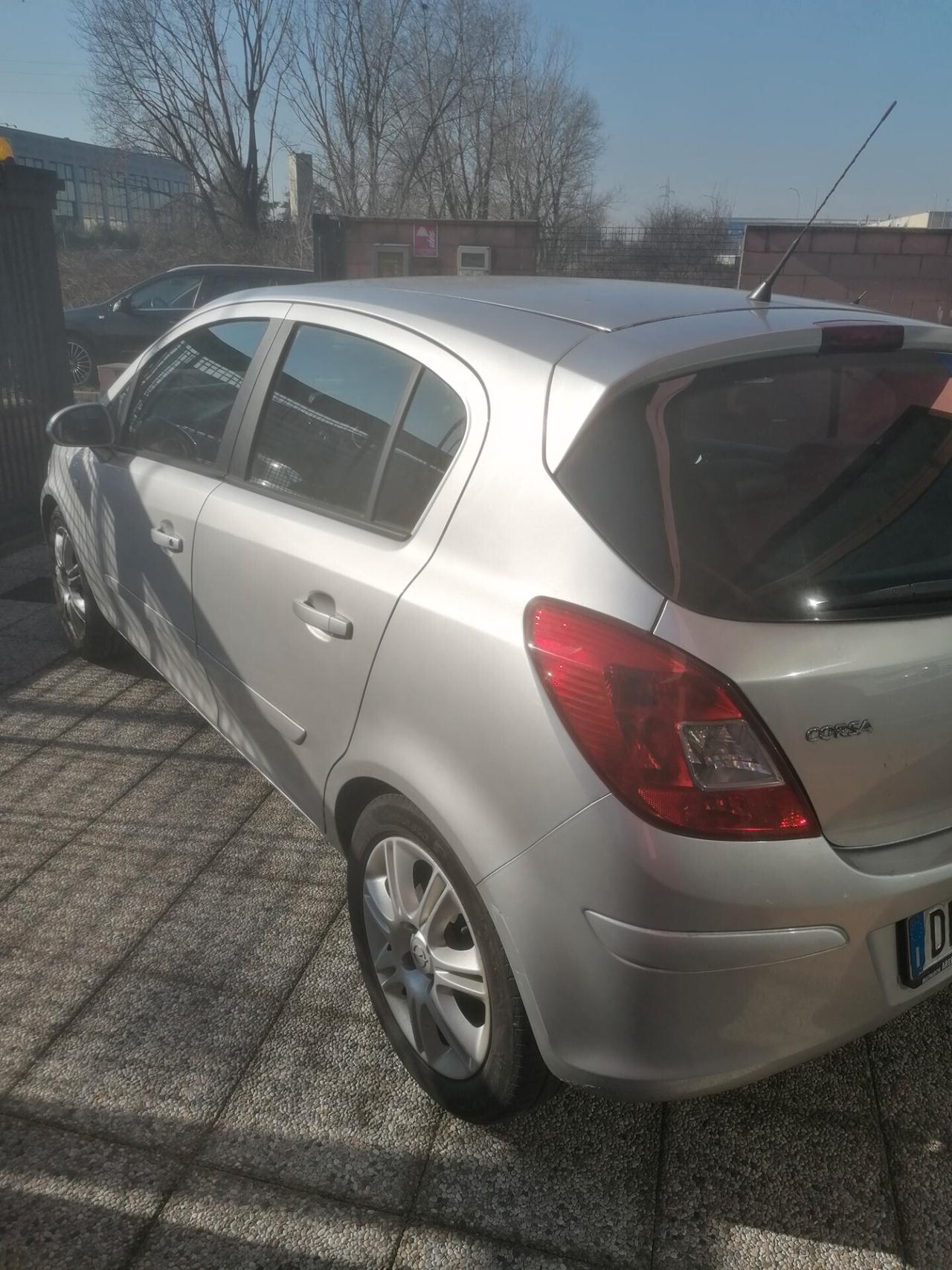 Opel Corsa 1.4 16V 5 porte Cosmo