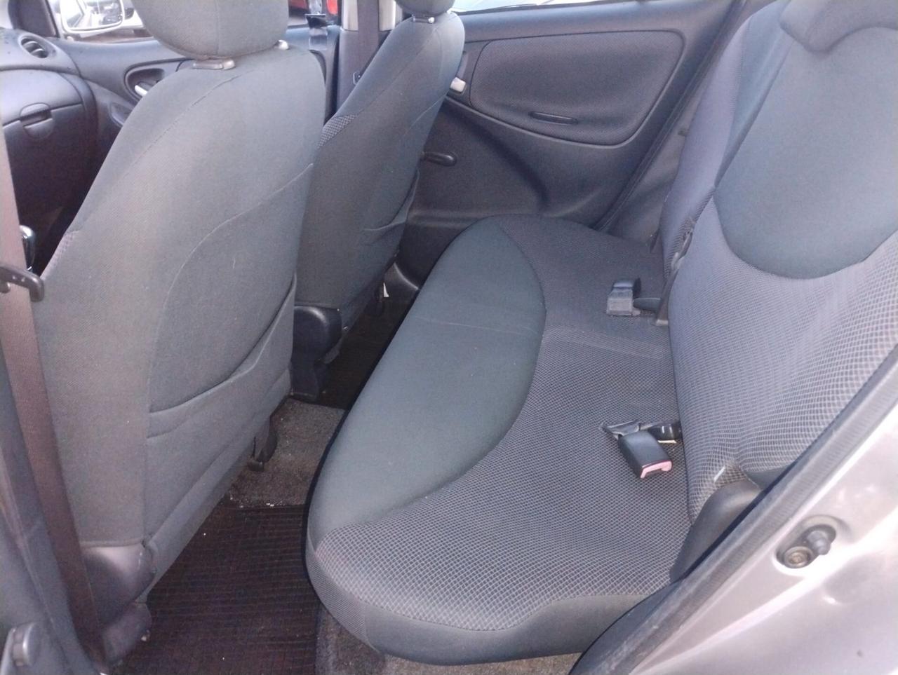 Toyota Yaris 1.4 tdi D-4D cat 5 porte Sol