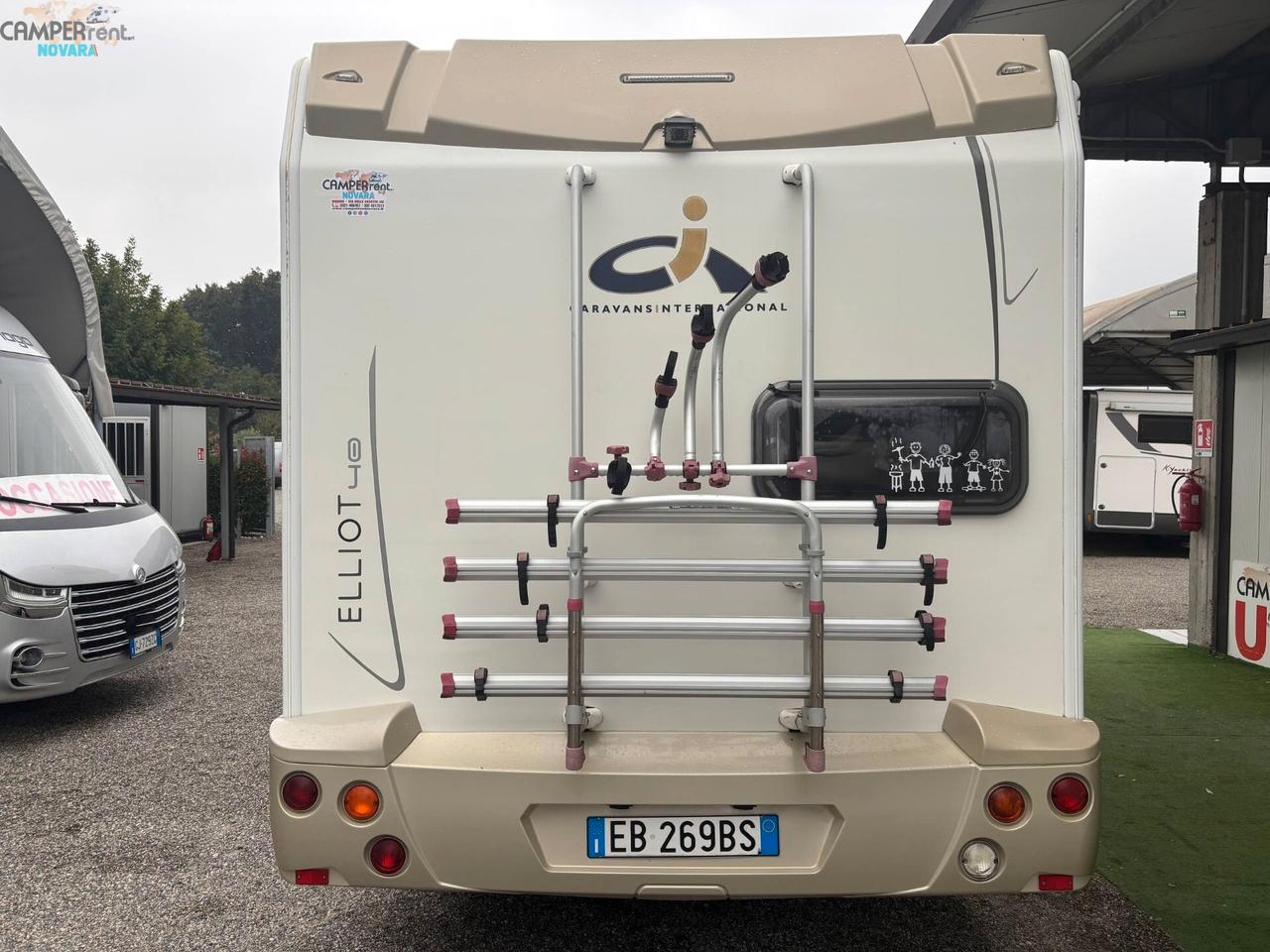 CARAVANS INTERNATIONAL ELLIOT 40 - mansardato con letti a castello in coda
