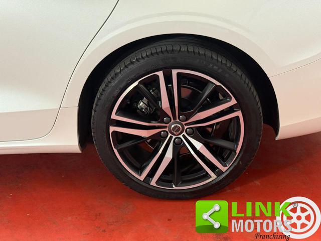 VOLVO V60 B4 (d) aut Ultimate Dark 19" IVA ESP. GARANZIA 24