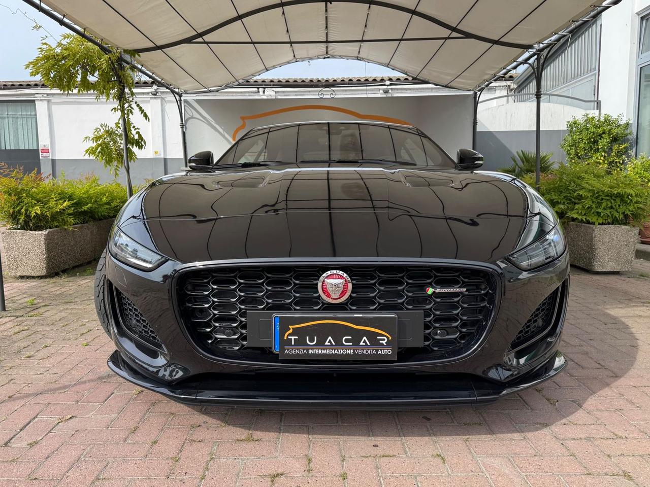 Jaguar F-Pace R-Dynamic Black 2.0 P 300
