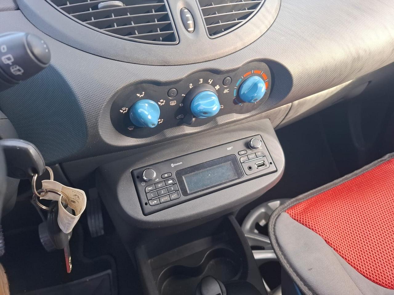 RENAULT TWINGO 1.2 BENZINA 2012 SINISTRATA