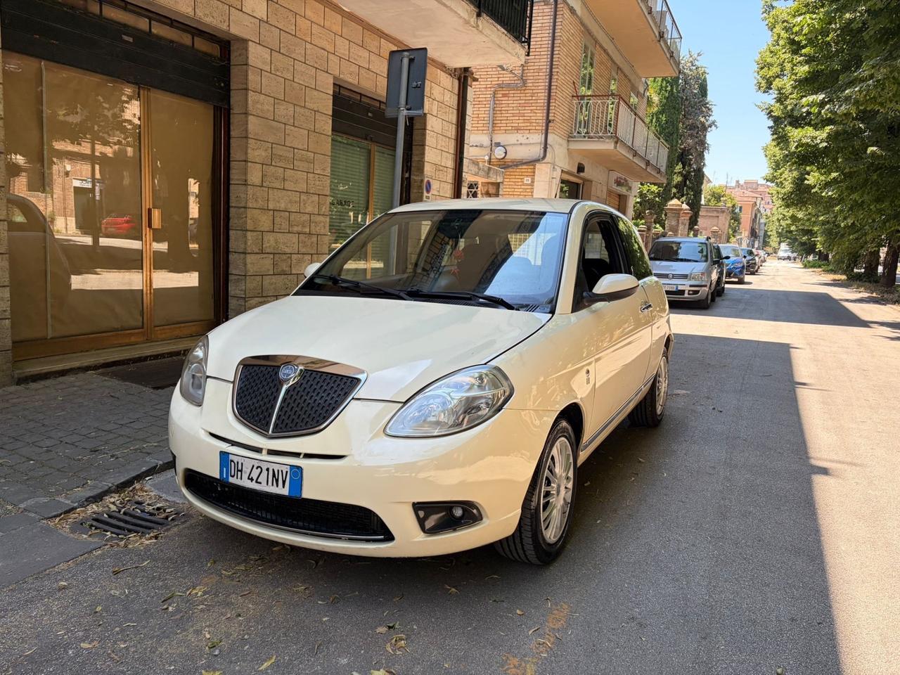 Lancia Ypsilon 1.2 restailng moda Milano