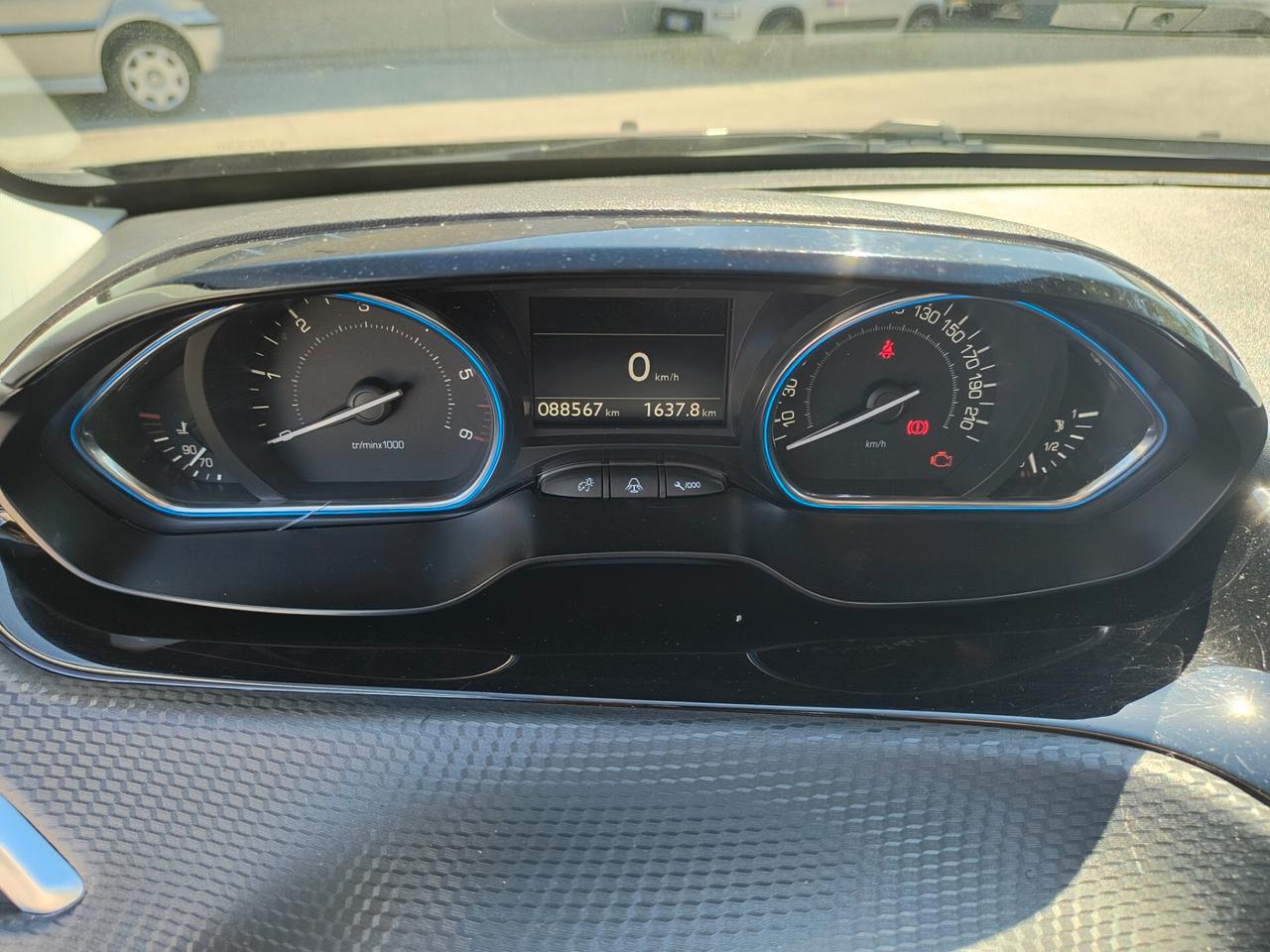 Peugeot 2008 BlueHDi 100 S&S Allure
