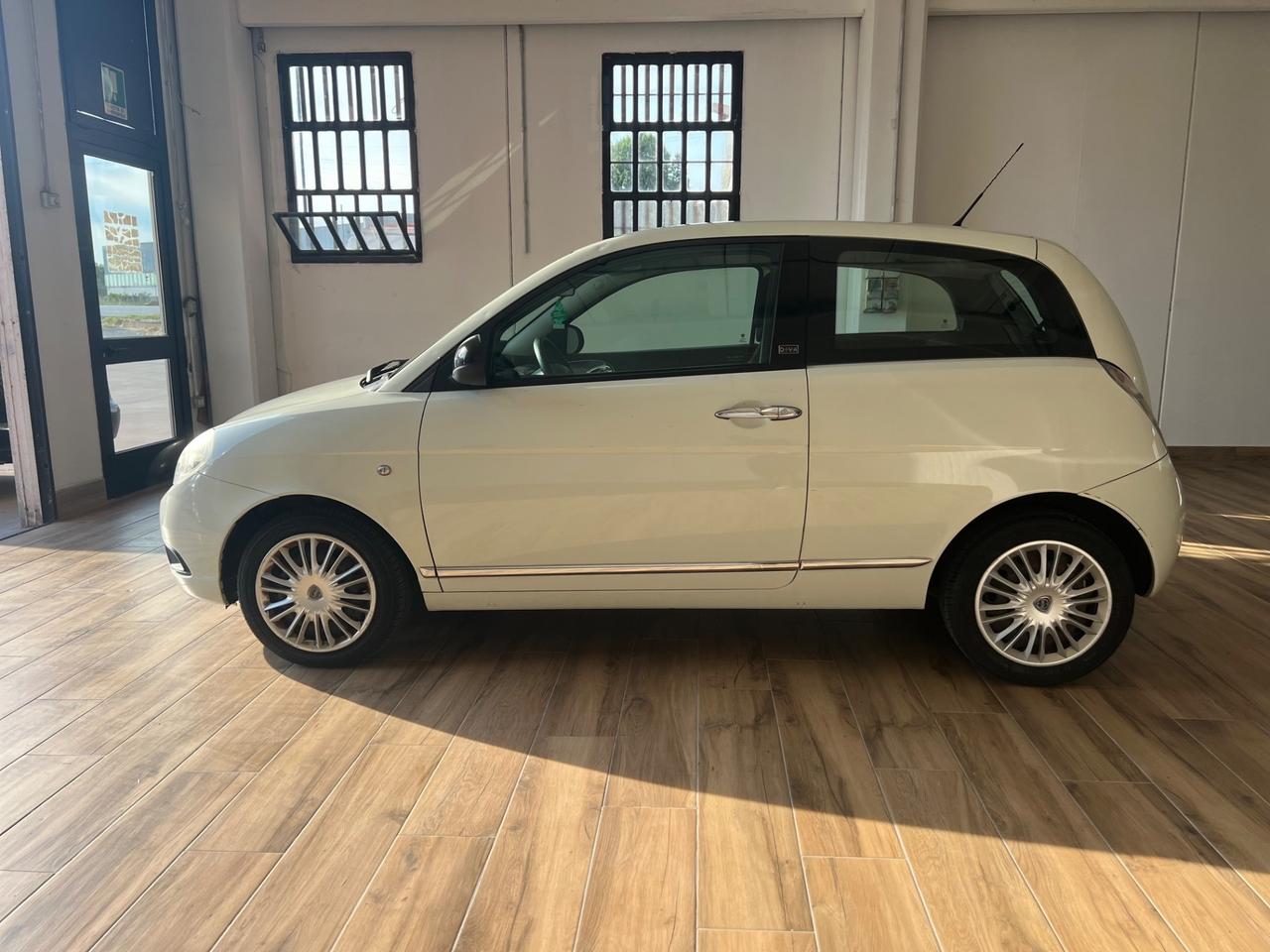 Lancia Ypsilon 1.3 MJT 75 CV Unyca