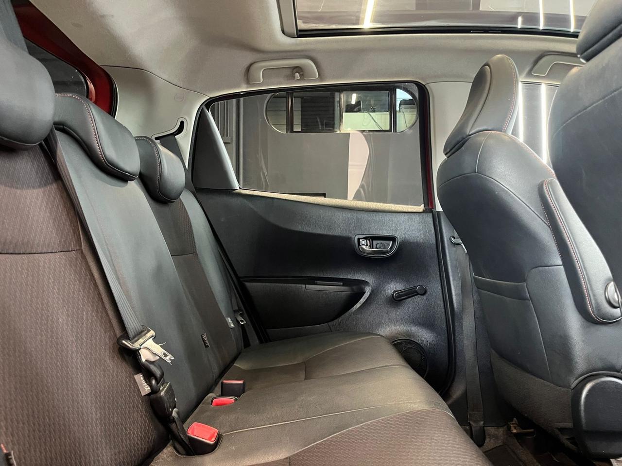Toyota Yaris 1.4 D-4D 5 porte Lounge TETTO OK NEOPATENTATI