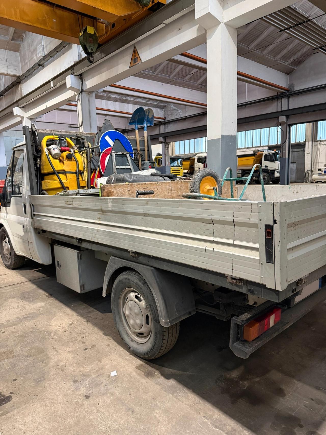 Ford 100 T330, cassone fisso, 65.000km