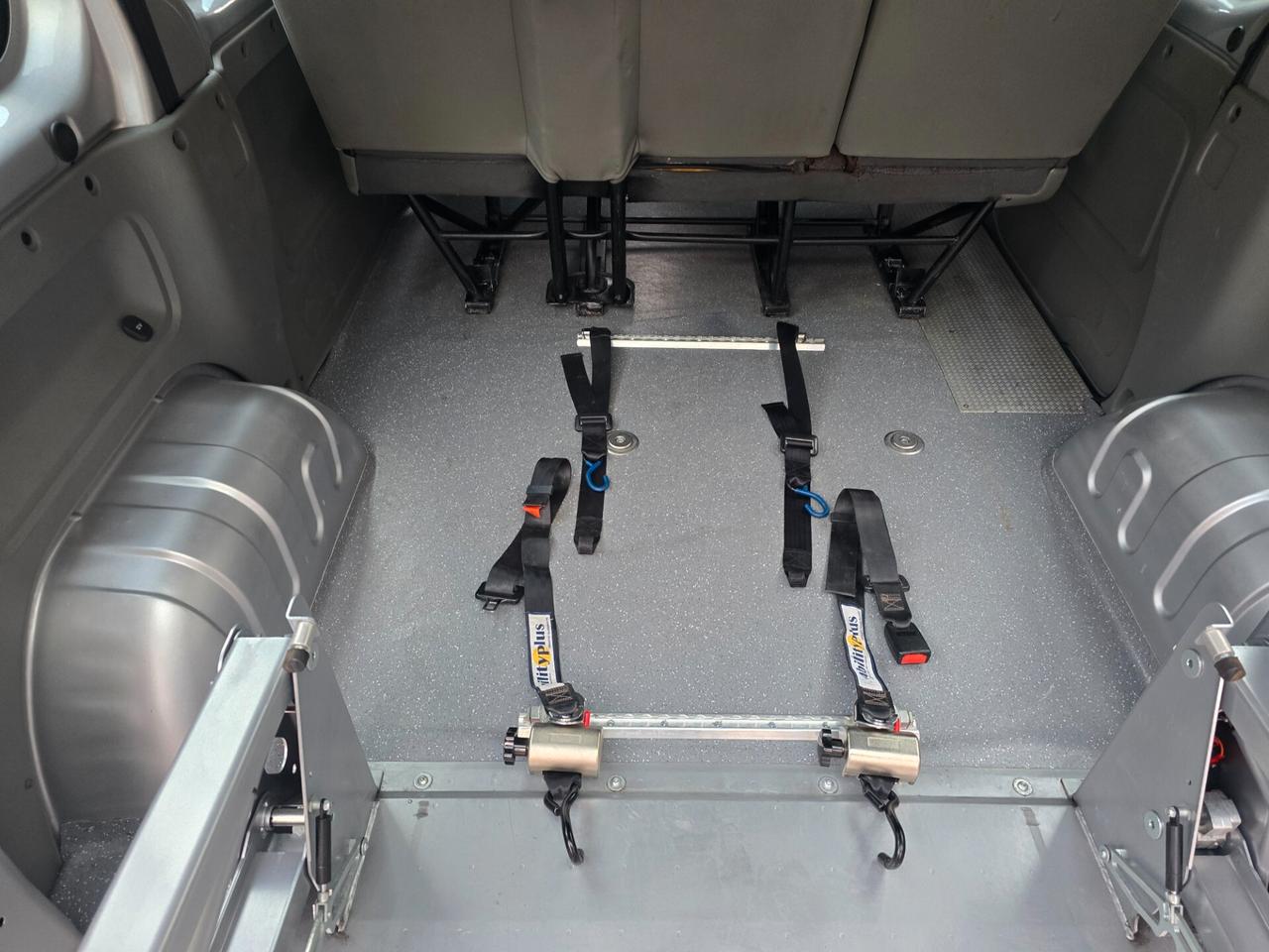 Nissan Primastar - Con Sollevatore Idraulico per Persone in Carrozzina