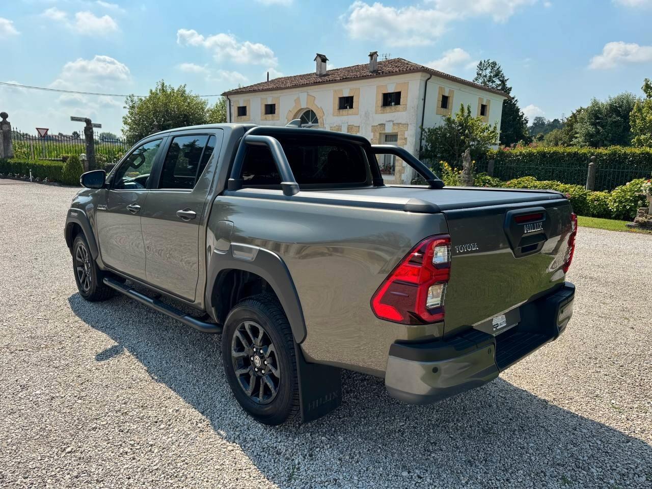 Toyota Hilux 2.4 D-4D A/T 4WD 4 porte Double Cab Invincible