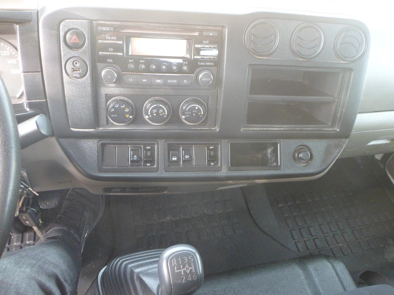 Nissan NT500 cassone fisso