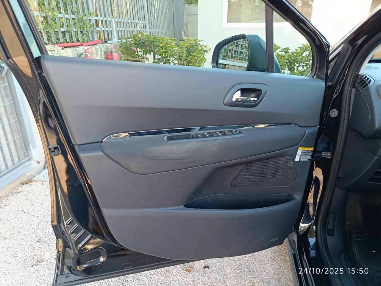 Peugeot 3008 1.6 e-HDi 115CV cambio robotizzato S.&S. Business 5700 senza garanzia 6600 con garanzia