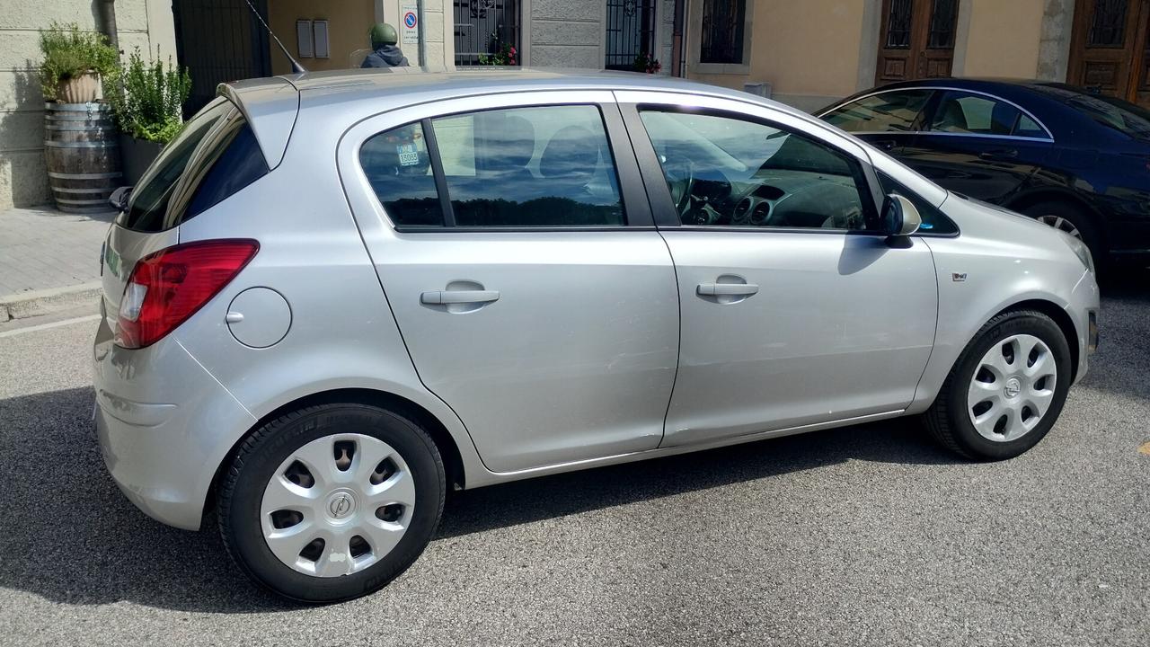 Opel Corsa 1.2 5 porte Club NEOPATENTATI