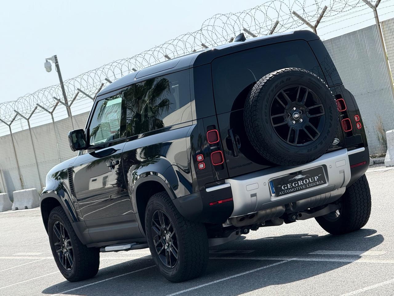 Land Rover Defender 90 3.0D I6 200 CV-BLACK EDITION -PERMUTABILE