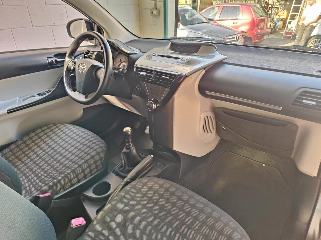 Toyota iQ 1.3 Executive E5B, adatta anche a neopatentati.