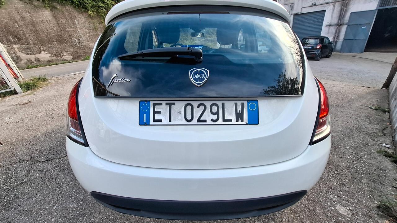 Lancia Ypsilon 0.9 TwinAir 85 CV 5 porte Metano Ecochic Silver