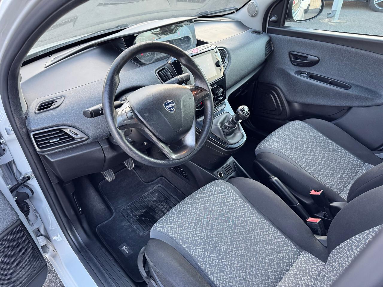 Lancia Ypsilon 1.0 FireFly 5 porte S&S Hybrid Ecochic Silver