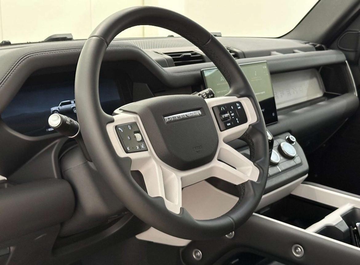 Land Rover Defender 110 3.0D I6 250 CV AWD Auto X-Dynamic NOLEGGIO 12 MESI