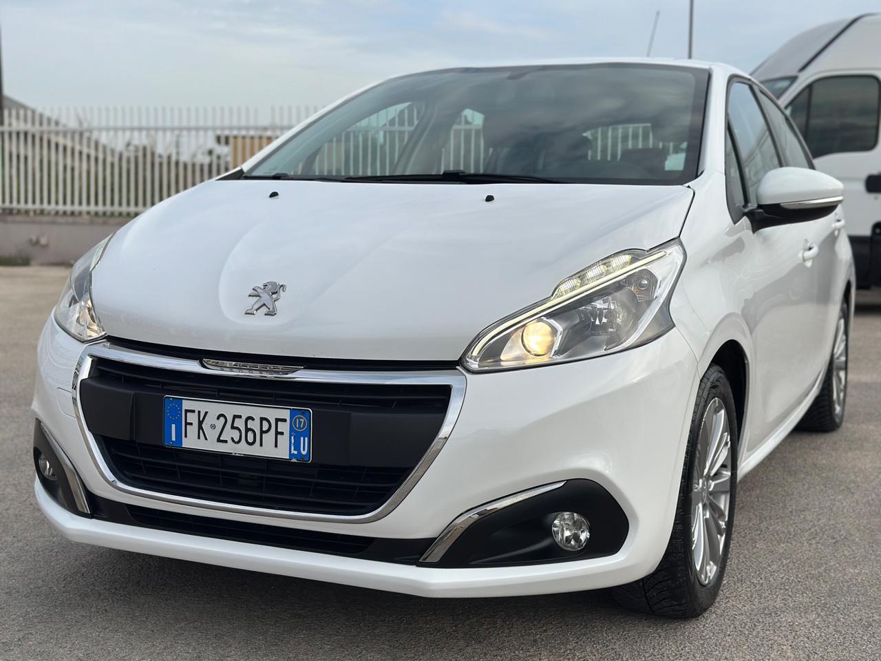 Peugeot 208 2017 1.2 benzina 82 CV Active PARI AL NUOVO