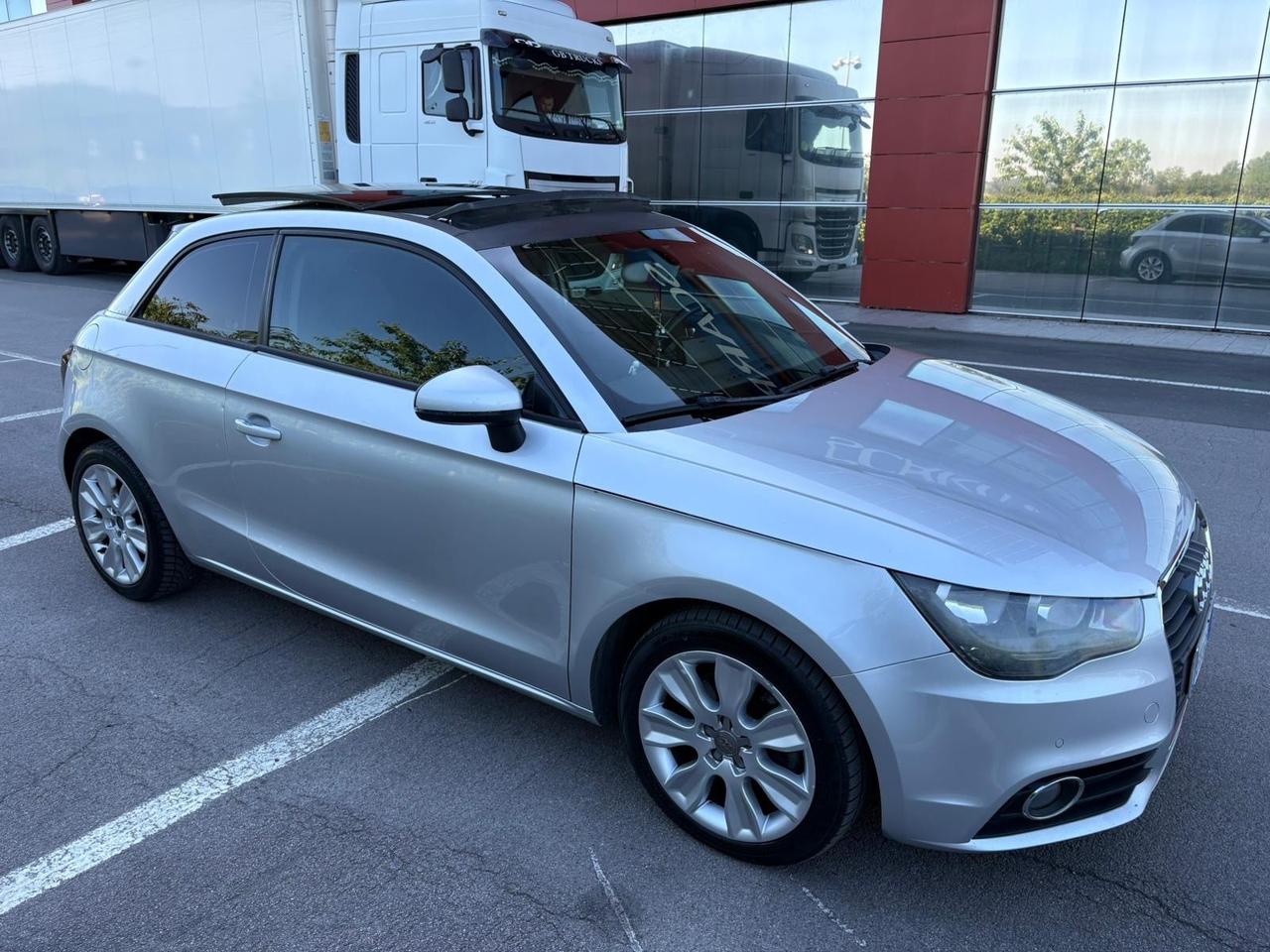Audi A1 1.6 TDI 105 CV Attraction 281.000 KM TETTUCCIO APRIBILE