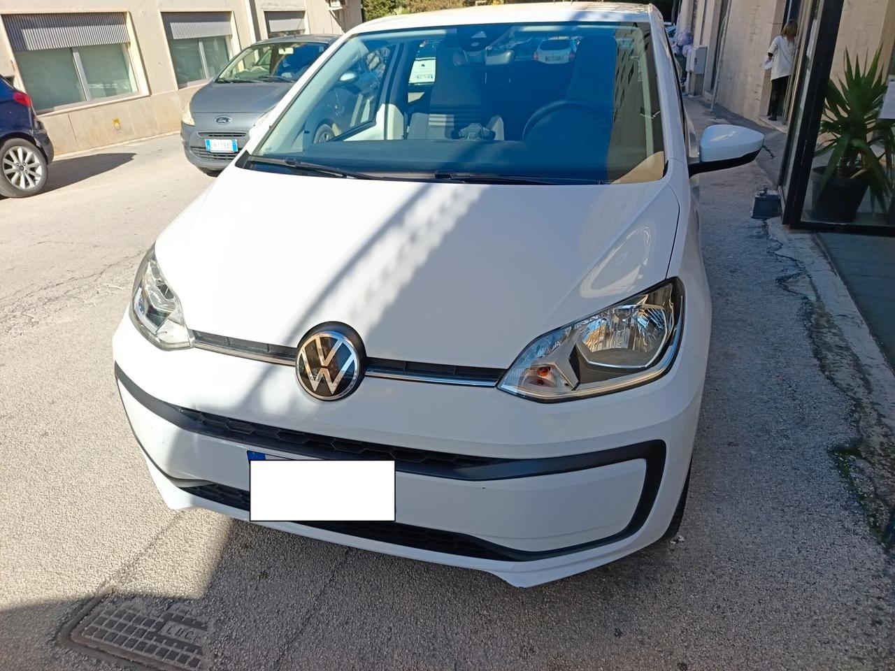 Volkswagen UP! 1.0 5p. move km 42000- ok neopatentati