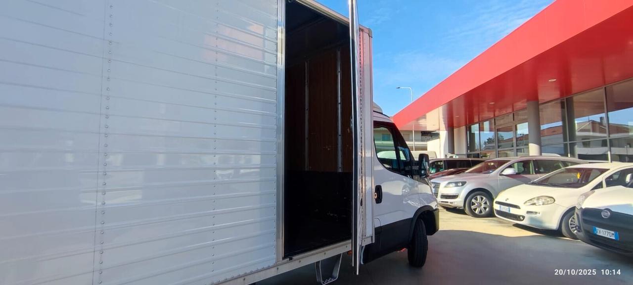 Iveco DAILY con centina e pedana idraulica