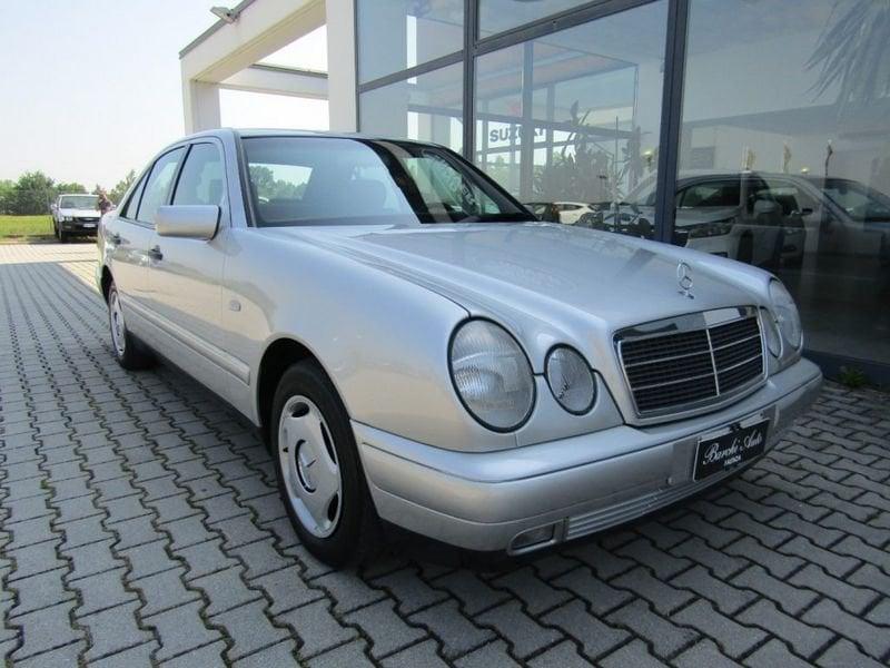 Mercedes-Benz Classe E E 200 cat Classic QUATTRO FARI - UNICO PROPRIETARIO