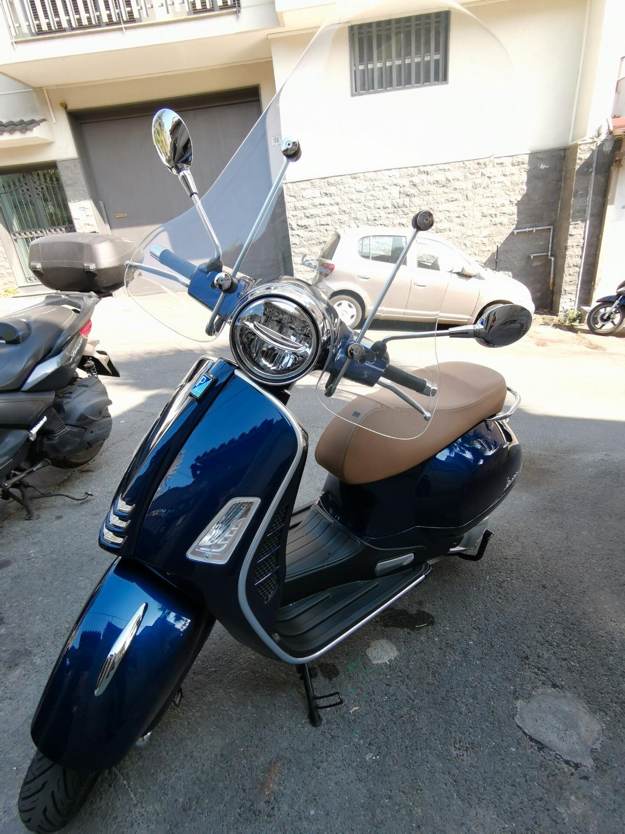 Vespa 300 gts Hpe solo 3900 km Perfetta