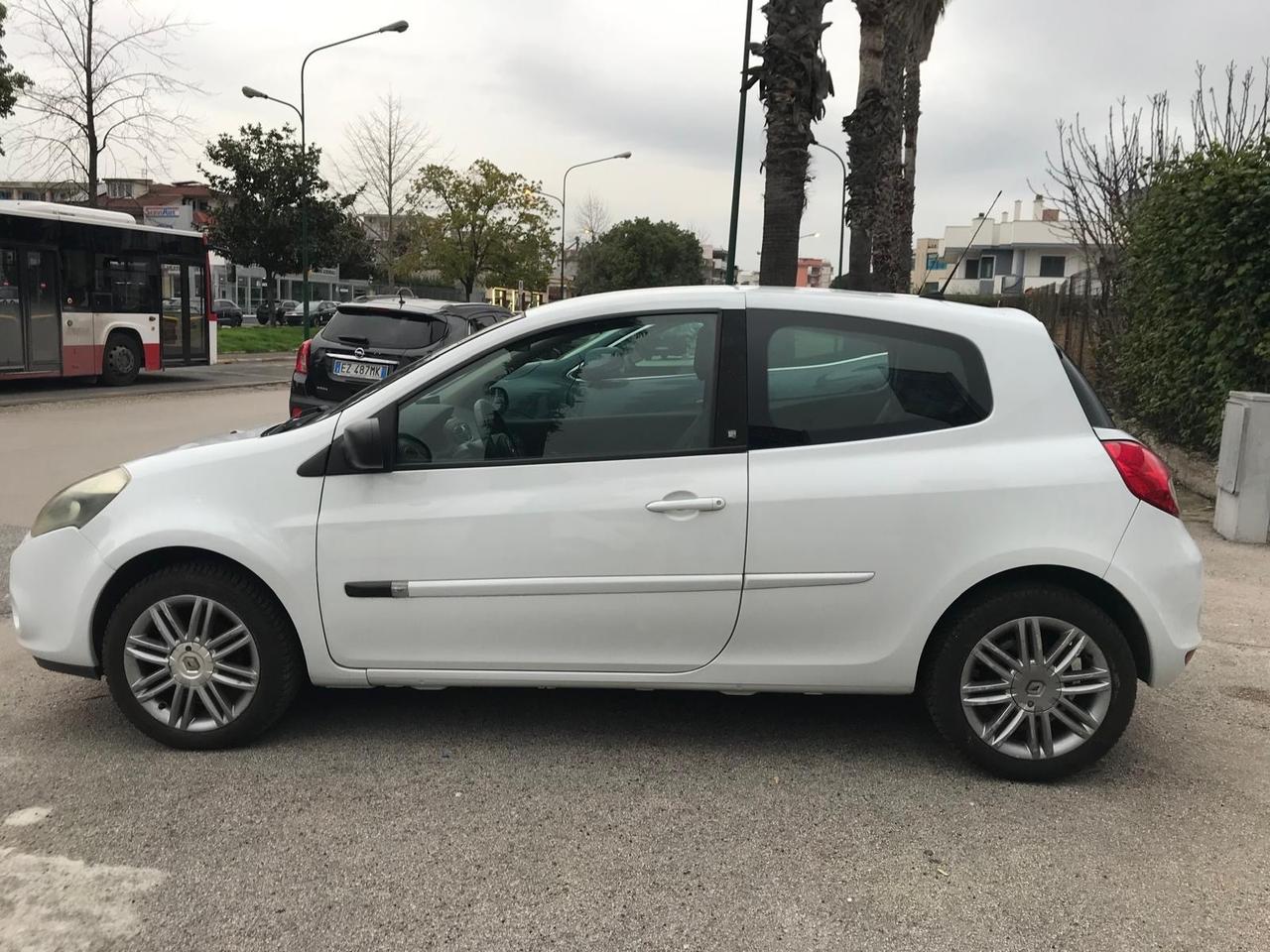 Renault Clio 1.2 16V 3 porte Live! Auto pari al nuovo