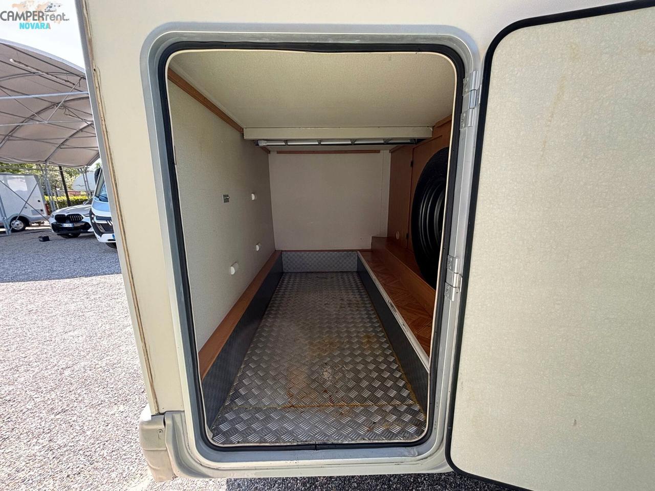 MCLOUIS LAGAN 253 - Semintegrale con letto matrimoniale in coda ed ampio garage foro 77x122
