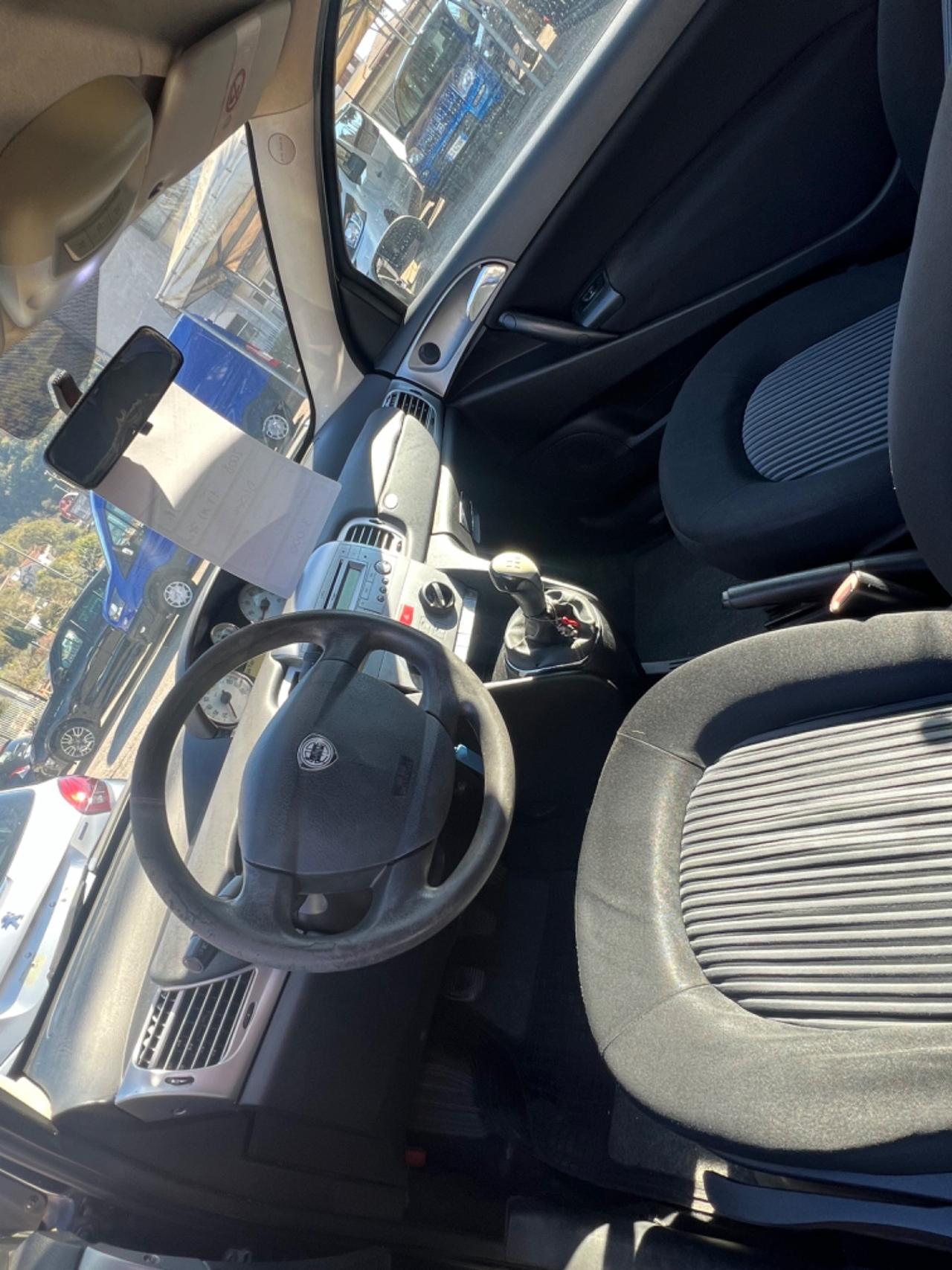 Lancia Ypsilon 1.3 MJT 75 CV Argento