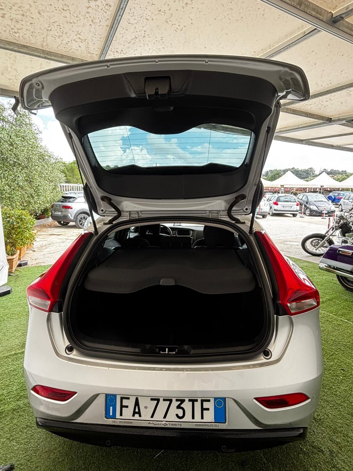 Volvo V40 D2 R-design Momentum