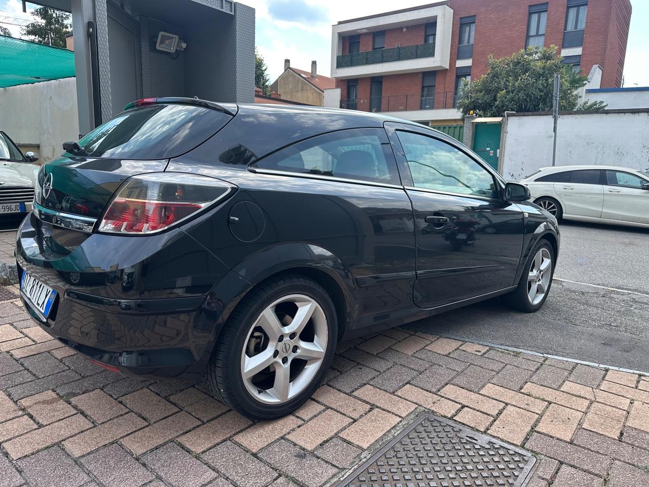 Opel Astra GTC 1.7 CDTI 110CV 3 porte Cosmo - solo 80000 km