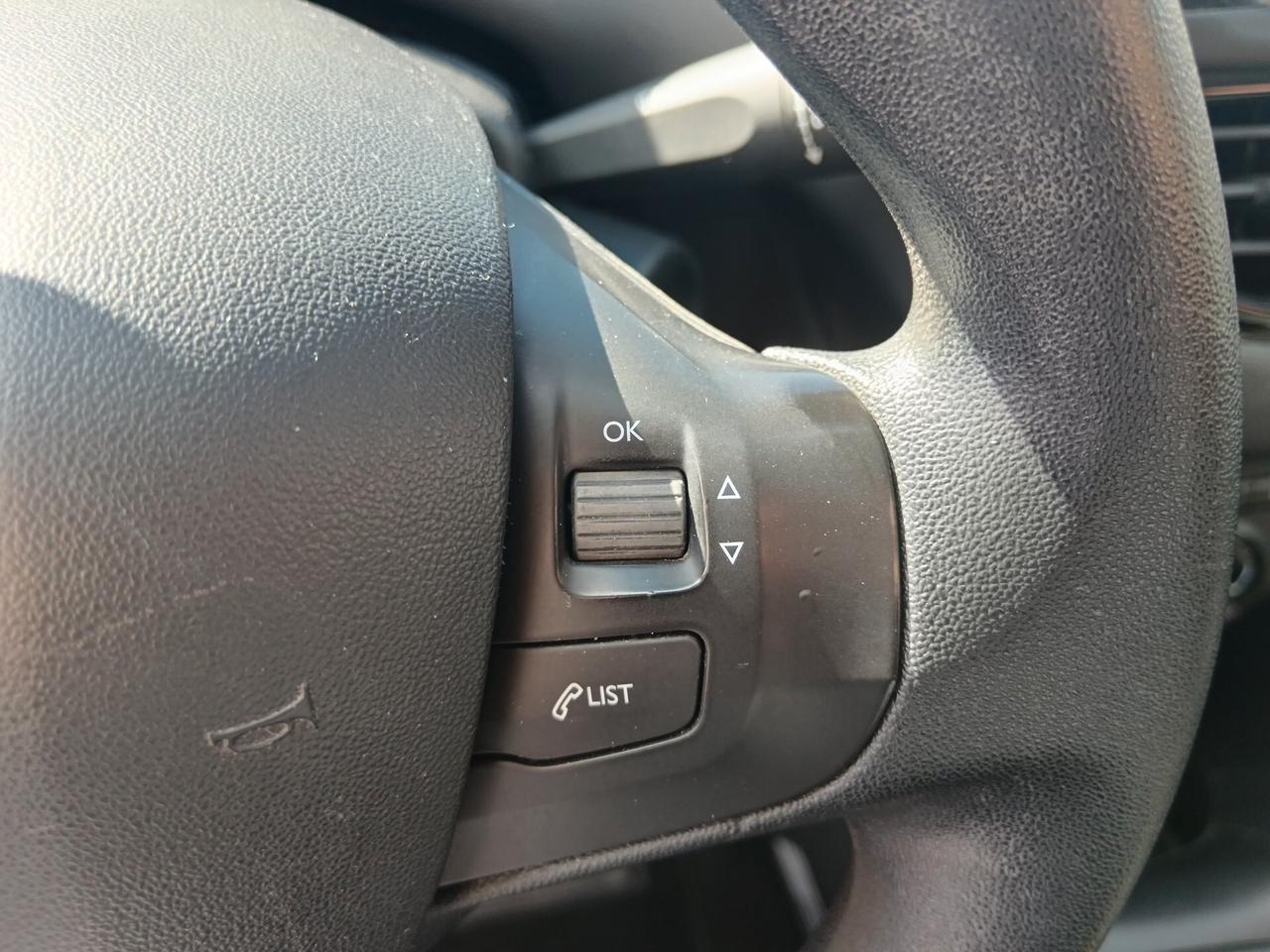 Peugeot 208 1.4 HDi 68CV 5P NEOPATENTATI