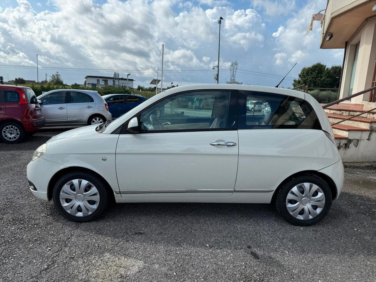 Lancia Ypsilon 1.3 MJT 75 CV Versus